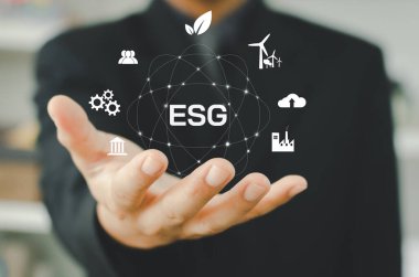 Çevre, sosyal ve yönetim (ESG) yatırım organizasyonunda sürdürülebilir büyüme bir iş fikridir. Adam ikon ESG sözcüğünde sanal bir ekranda.