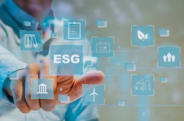 İnsan eli ESG kelimesine ikon ticari sanal arayüz ekran kavramı ile dokunuyor. ESG Çevre Sosyal Yönetim Yatırım Yatırım Şirketi
