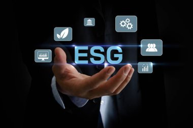 Çevre, sosyal ve yönetim (ESG) yatırım organizasyonunda sürdürülebilir büyüme bir iş fikridir. Bir adamın eli sanal ekranda ESG kelimesine dokunuyor..