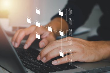 Belge Yönetim Sistemi (DMS). İşadamı laptop üzerinde çalışıyor çevrimiçi belge veritabanı kurumsal.