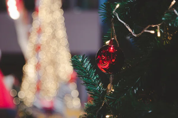 Decorações Árvore Natal Com Luzes Bolas Vermelhas Tom Vintage — Fotografia de Stock