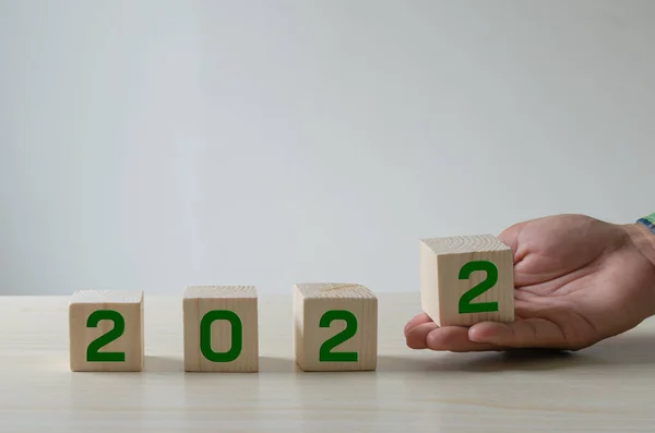 Liczba Pomysłów 2022 Szczęśliwego Nowego Roku Zielona Liczba Którą Trzyma — Zdjęcie stockowe