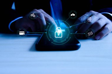 Erkek eli dijital cep telefonu sanal ikonuna dokunuyor. Akıllı telefonlar, şifre erişimi ve internet korsanlığı için siber güvenlik sistemi.