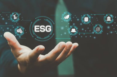 Çevre, sosyal ve yönetim (ESG) yatırım organizasyonunda sürdürülebilir büyüme bir iş fikridir. Bir adamın eli sanal ekranda ESG kelimesine dokunuyor..