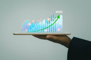 İşletme finans ve yatırım konsepti Borsa ve Kripto Döviz Yatırım Grafikleri ve teknoloji tabletlerindeki grafikler yeni yıl 2022