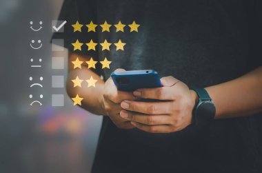 Müşteri Memnuniyeti Anketi Kullanıcı Kullanıcıları hizmet deneyimini çevrimiçi başvuruda değerlendirir. Müşteriler hizmetin kalitesini değerlendirebilir. Akıllı telefonları tutan kişiler..