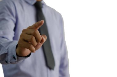 İşadamı elini beyaz arka planı işaret ediyor. Kesme yolu.