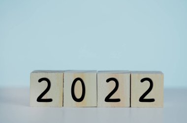 Arkaplanda 2022 sembollü ahşap küpler ve kopyalama alanı.