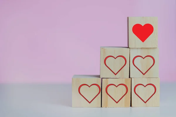 木制立方体与爱的象征红心粉红的背景和复制空间 — 图库照片