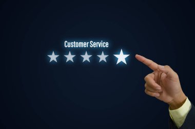Müşteri hizmetleri konsepti memnuniyet için mükemmel hizmet işadamı dokunmatik ekranla beş yıldız puanı.