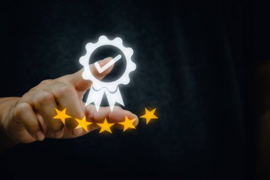 El, en iyi hizmet kalitesi teminatı olan beş yıldızlı garantiyi, sertifikayı ve standartlaşmayı gösterir. Uzay iş konseptini kopyala.