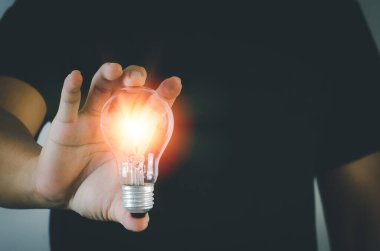 Ampul tutan iş adamı Yaratıcılık ve yenilik başarılı oldu. Enerji ve güç ile yeni fikir kavramı