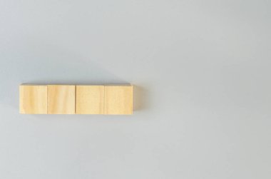 Gri arkaplanda simgeler veya semboller için boş tahta küpler.