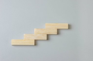 Gri arkaplanda simgeler veya semboller için boş tahta blok.