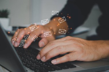 Pazarlama işi müşterilere bilgi göndermek ya da çevrimiçi işlemleri hacklemek. İş kavramı teknolojisi.