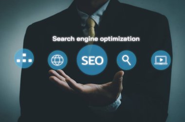 El işadamı simgesi SEO Arama motoru optimizasyonu sanal ekran. Sosyal ağ dijital iş konsepti.