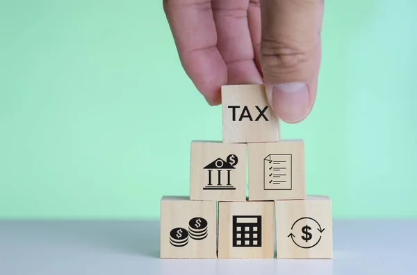 木製キューブブロックアイコン Tax Business Concept — ストック写真
