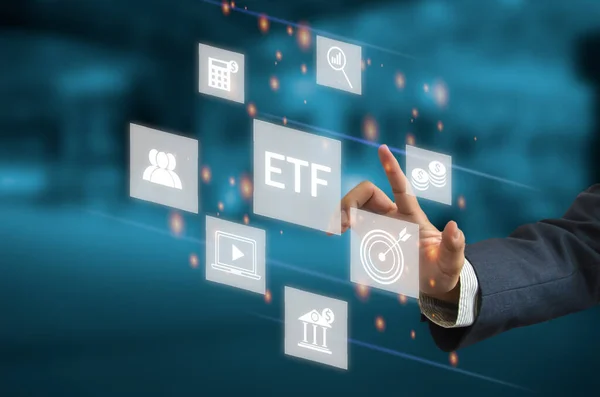 Elle dokunulan dijital sanal arayüz ikonu ETF Ticaret Fonu. İş piyasası finans endeksi kavramı.