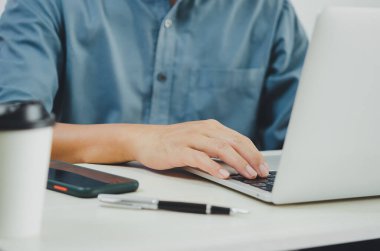 İşadamı evde dizüstü bilgisayar kullanıyor..