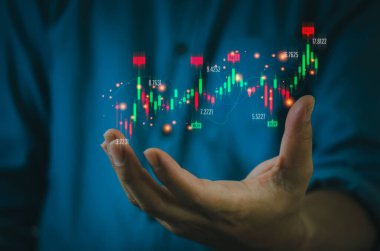 Finans ve iş yatırımları konsepti. Stok ve kripto yatırım fonları. Finans veri şamdanı grafiklerini analiz eden ya da ticaretini yapan bir işadamı..