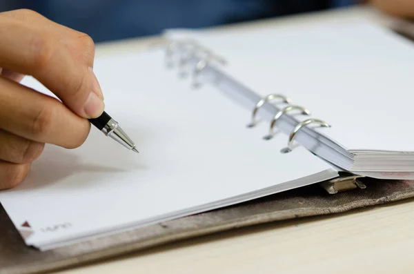 Fechar Segurando Uma Caneta Escrevendo Caderno — Fotografia de Stock
