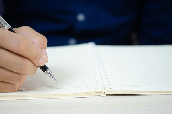 Zbliżenie Trzymając Długopis Pisząc Notatniku — Zdjęcie stockowe