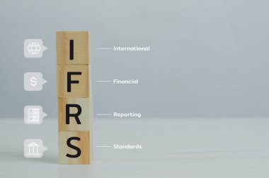 Tahta küpler IFRS Uluslararası Finansal Raporlama Standartları Masada ve kopyalama alanı ile. İş mali kavramları.