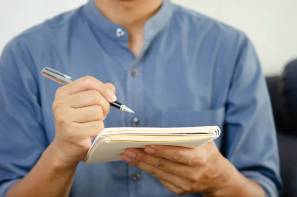Empresário Segurando Uma Caneta Caderno Para Tomar Notas Planejar Ideias — Fotografia de Stock