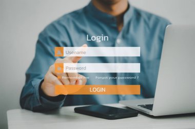 adam dizüstü bilgisayar kullanıyor ve kayıt oluyor veya kullanıcı adı parola sanal dokunmatik ekranına giriş yapıyor.