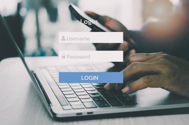adam dizüstü bilgisayar kullanıyor ve kayıt oluyor veya kullanıcı adı parola sanal dokunmatik ekranına giriş yapıyor.