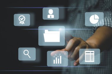 Sanal ekran Enterprise Resource Resource Planlama ERP belge yönetimindeki simgelere dokunan bir işadamı. Belge Yönetim Sistemi DMS kavramı.