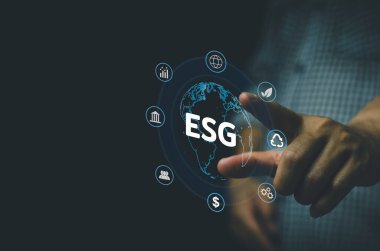 ESG Çevre Sosyal Yönetimi Sanal Ekran İnternet İş Teknolojisi Konseptine Dokunan İşadamı.