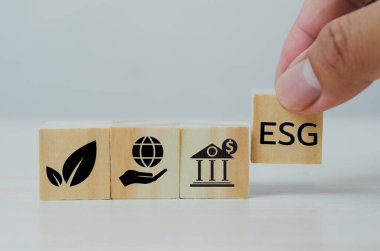 ESG Çevre Sosyal Yönetimi sembollü ahşap küpleri masa fotokopisi alanına koydular. İş kavramları.