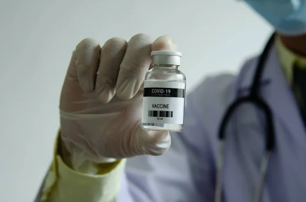 Medico Scienziato Possesso Una Bottiglia Vaccino Covid — Foto Stock