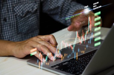 Çevrimiçi ticaret verilerini analiz etmek için bir bilgisayar kullanarak borsa haritası işi. Forex grafik finans ve sanal ekran konseptine yatırım.