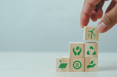 ESG Çevre Sosyal Yönetimi sembollü ahşap küpleri masa fotokopisi alanına koydular. İş kavramları.