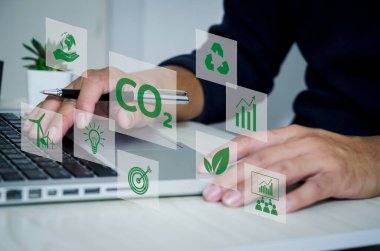 Organizasyonlar veya şirketler karbon kredi işi sanal ekranı geliştirirler. Karbondioksit salınımını düşür. Sürdürülebilir iş geliştirme kavramı.