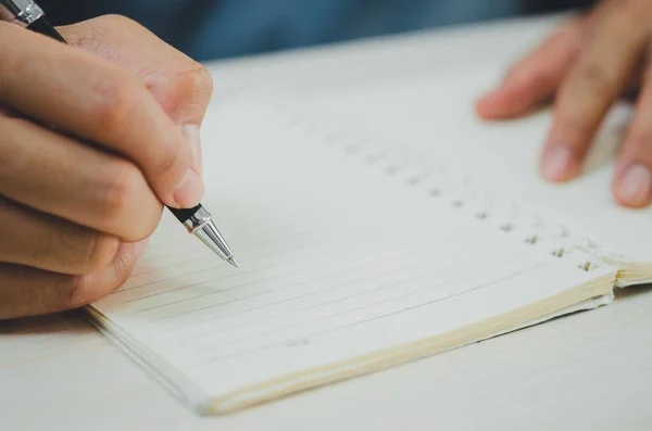 Pessoa Segurando Uma Caneta Escrevendo Notas Caderno — Fotografia de Stock