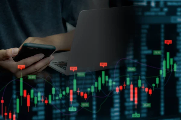 商人用手机和电脑查找金融信息 股票市场经济的烛台和图表 虚拟筛选商业概念 — 图库照片