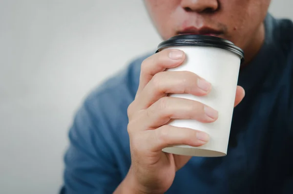 Mann Großaufnahme Mit Kaffee Zum Mitnehmen — Stockfoto