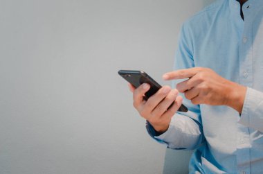 Adam elini cep telefonunun fotokopi uzayını tutuyor. Mesaj gönderen kişi internet teknolojisi kavramını kullanıyor..