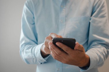 Adam elini cep telefonunun fotokopi uzayını tutuyor. Mesaj gönderen kişi internet teknolojisi kavramını kullanıyor..