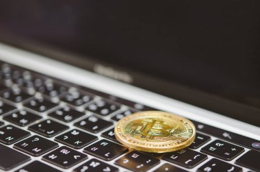 Para birimi ekonomisi ticaret piyasa yatırımı dijital para kripto bitcoin klavye bilgisayar dizüstü .business exchange finans engelleme konsepti.