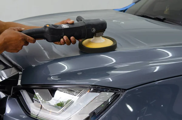 Man Holding Tool Polish Mechanic Auto Repair Detailing Hood Car — Stock fotografie