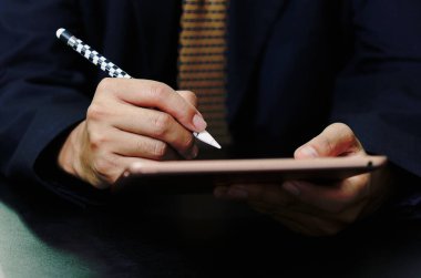 İşadamı başvuru formunda dijital tablet sözleşmesi imzaladı..