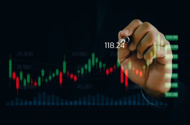 İş adamı elinde bir harita tutuyor. Teknoloji ticaret haritasına yatırım yapan bir döviz tüccarı ve para birimi veri kavramı..