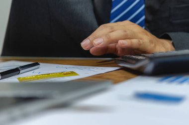 İnternet alışverişi yaparken kredi kartıyla ödeme yapan bir şirketin çalışanı. İş hayatında vergi ve muhasebe kavramı.