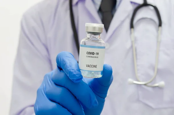 Male Doctor Wearing Uniform Medical Gloves Holding Bottle Covid Vaccine — Stock fotografie