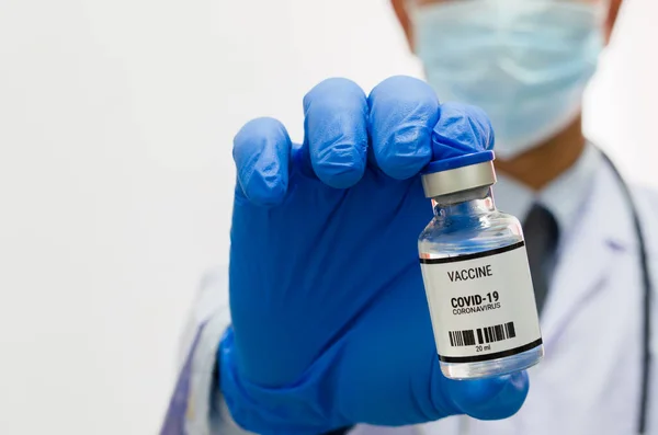 Male Doctor Wearing Uniform Medical Gloves Holding Bottle Covid Vaccine — Stock Photo, Image