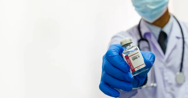 Male Doctor Wearing Uniform Medical Gloves Holding Bottle Covid Vaccine — Stock fotografie